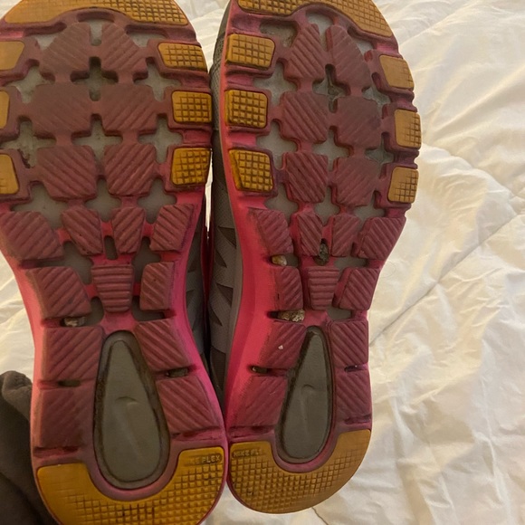 Pink and gray Nikes - Picture 4 of 4